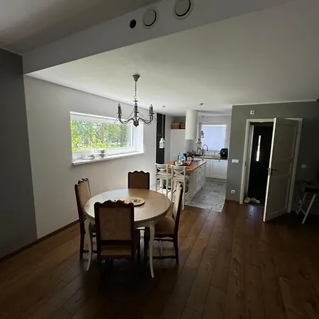 Terraced House In Quiet Neighborhood *